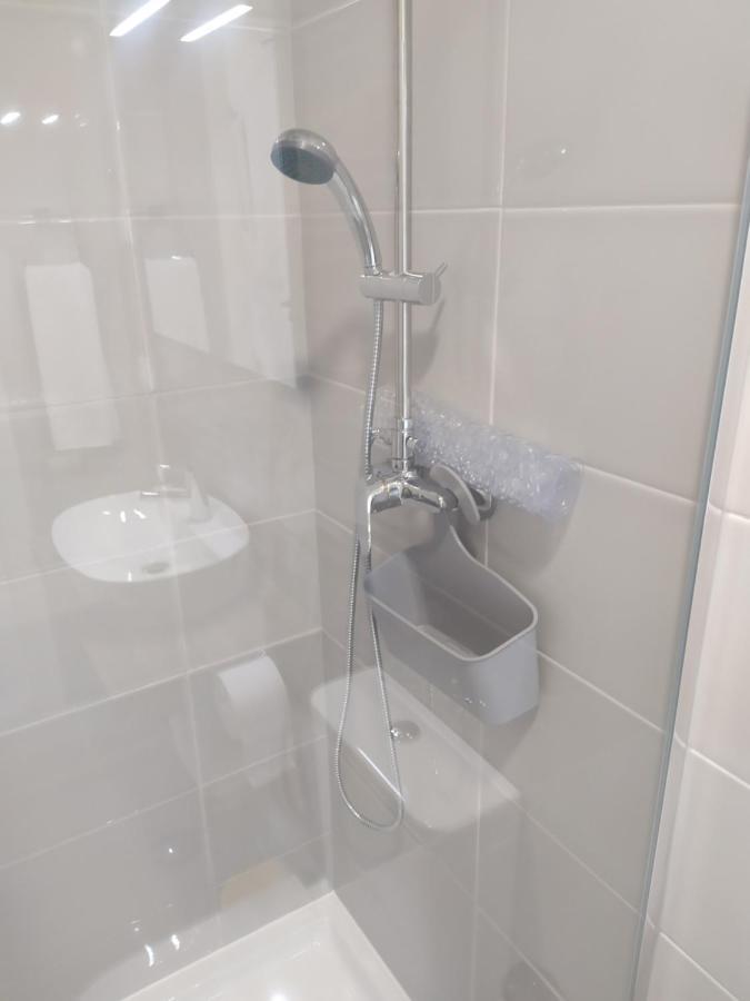 Hall 92 Quartos Com Wc Em Moradia Com Piscina A-Das-Lebres Loures Extérieur photo