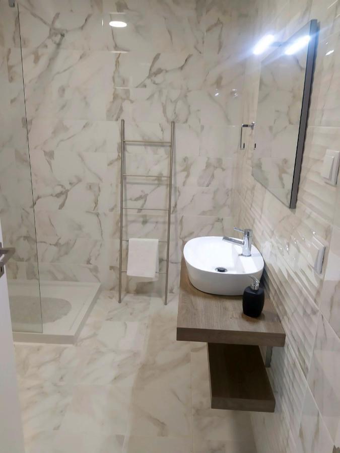 Hall 92 Quartos Com Wc Em Moradia Com Piscina A-Das-Lebres Loures Extérieur photo