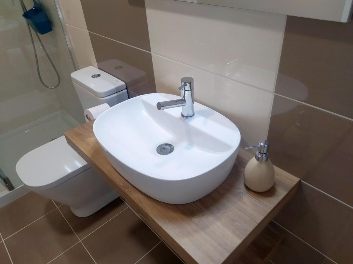 Hall 92 Quartos Com Wc Em Moradia Com Piscina A-Das-Lebres Loures Extérieur photo