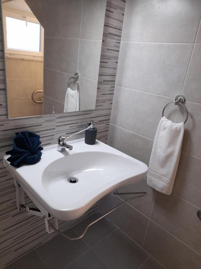 Hall 92 Quartos Com Wc Em Moradia Com Piscina A-Das-Lebres Loures Extérieur photo
