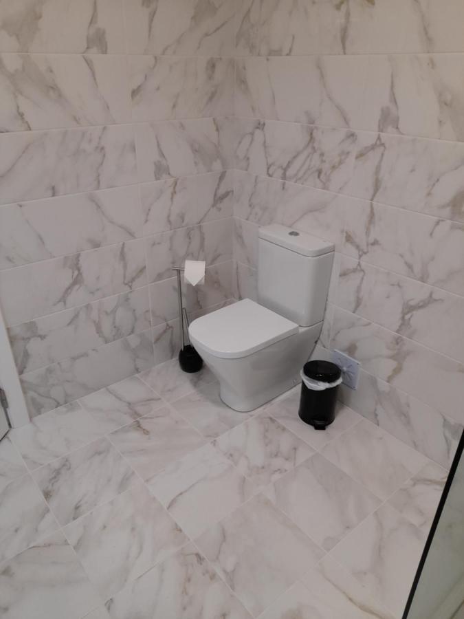 Hall 92 Quartos Com Wc Em Moradia Com Piscina A-Das-Lebres Loures Extérieur photo